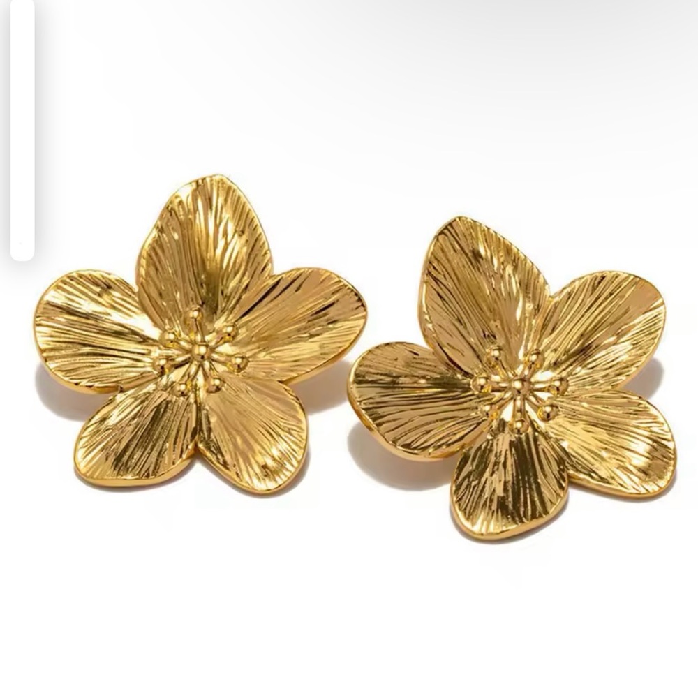 Elegant Gold Flower Earrings